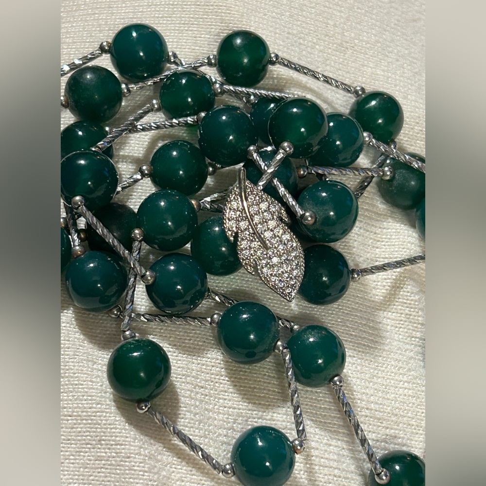 Elegant Green Beaded Necklace with Silver Leaf Accent - Picture 3 of 3